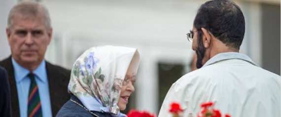 هكذا كانت ردة فعل الملكة إليزابيث عندما مسك الشيخ محمد بن راشد مرفقها