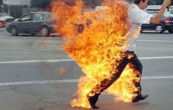 "مخازنية"ينقذون شابا حاول حرق جسده بـ"الغازوال" أمام عمالة طانطان