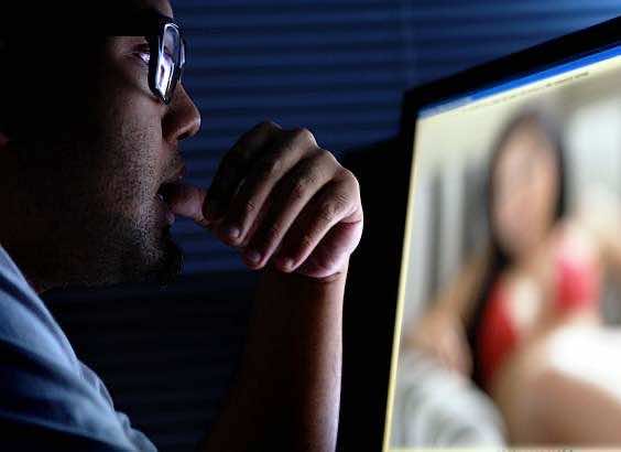 لإجبارها على توقيع تنازل..زوج ينشر صور فاضحة طليقته على "فايسبوك"!