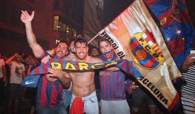 جماهير برشلونة تستقبل حافلة الفريق ليلا – فيديو