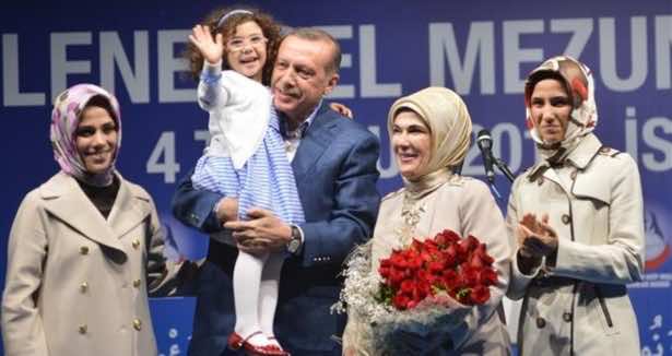 أردوغان يُكبِّر في أذن حفيدته الجديدة ويُصر على منحها اسم مُعلمة تركية