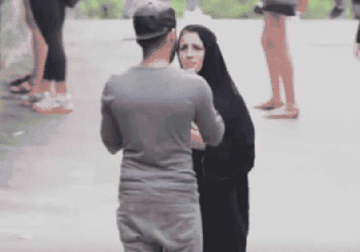 سجن وغرامة لأمريكي أزال حجاب سيدة مسلمة رغماً عنها