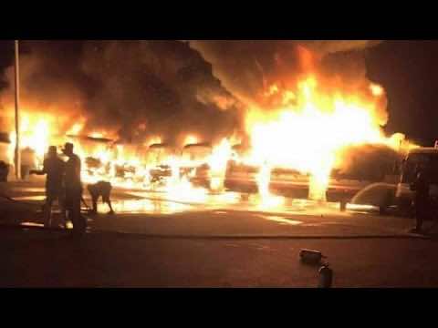 عمال شركة "بن لادن" يحرقون الحافلات احتجاجاً على تسريحهم –فيديو