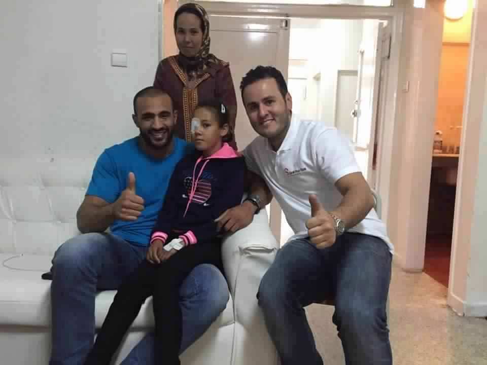 بدر هاري "المشاكس" يحصد إعجاب محبيه بمساعدته طفلة هذه قصتها