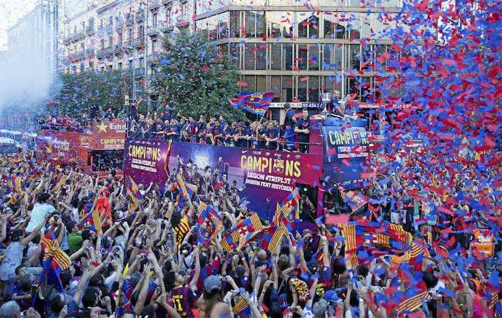 حافلة "برشلونة" تجوب شوارع المدينة اليوم احتفالا باللقب - صور