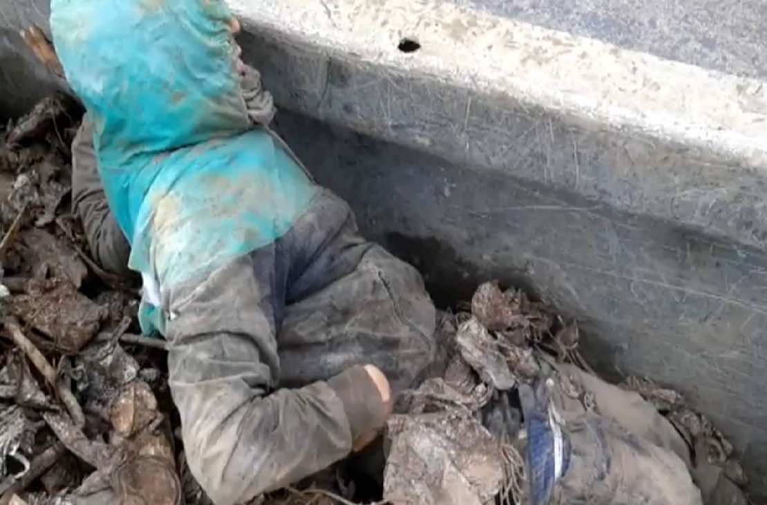 مشاهد مؤلمة لانتشال 15 قاصرا مغربيا من متلاشيات- صور