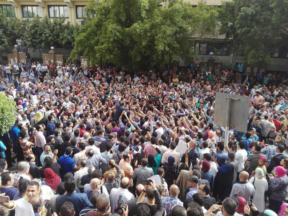 الصحفيون المصريون يُطالبون بإقالة وزير الداخلية واعتذار السيسي