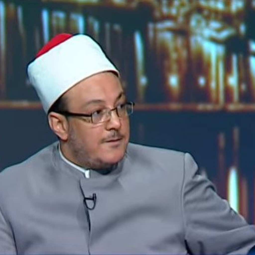 داعية يهدد بالانتحار لسوء معاملته في مطار القاهرة - فيديو
