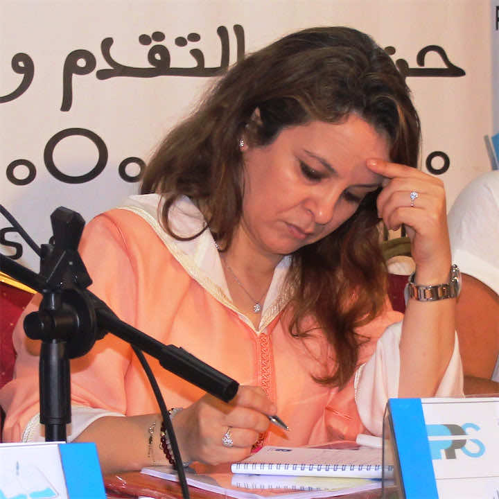 أفيلال للشباب: ماتخلعوش من السياسة.. وتحذرهم من أوكار الظلام