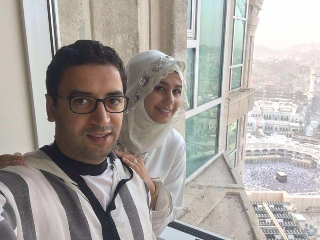 الفنانة هدى سعد وزوجها يؤديان مناسك العمرة- صورة