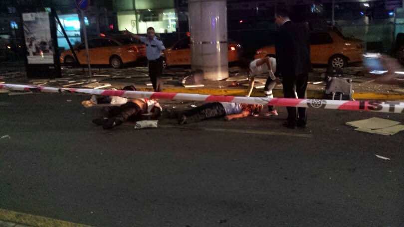 30 قتيلاً وجريحاً في هجوم إرهابي على مطار في إسطنبول