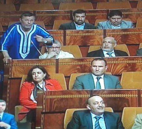بعد "كندورة السيمو"..العلمي للنواب: إما اللباس التقليدي كاملا أو العصري
