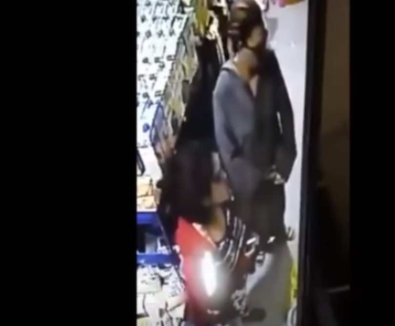 كاميرا تفضح سيدتين نزلتا من سيارة فارهة بأكادير لسرقة "جُبن"- فيديو