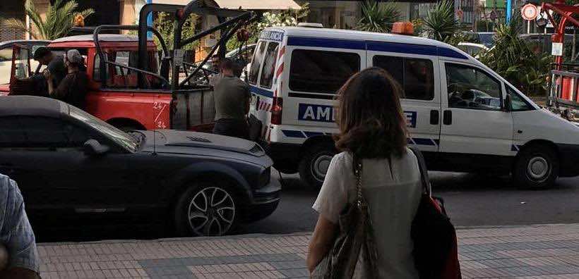 "ديبناج" تسحب سيارة إسعاف وتترك سيدة مريضة على الرصيف -صور
