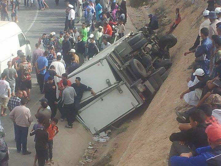 شاحنة تقْتُل سيدة وابنها ساعة قبل موعد الإفطار - صور 