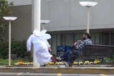 هكذا تصرف المارة بعدما ألقى شخص حقيبة وهو يهتف "الله أكبر"- فيديو