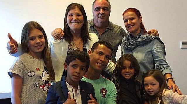 عائلة رونالدو تفاجئه ببادرة جميلة في كأس أوروبا
