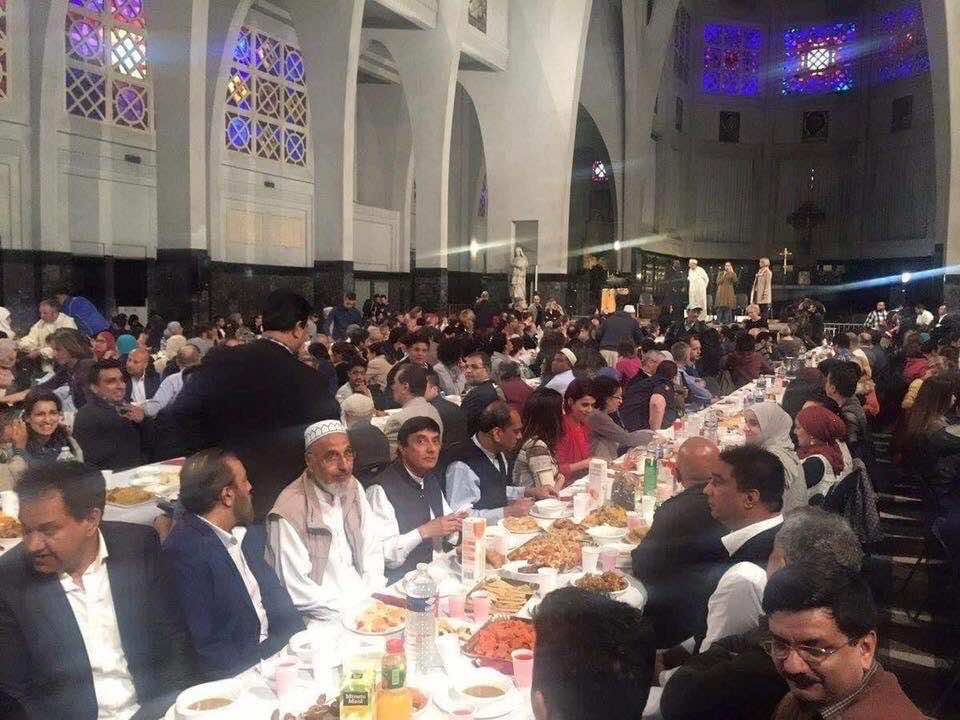 مسلمو "مولونبيك" يفطرون في الكنيسة بدعوة من جيرانهم المسيحيين- صور