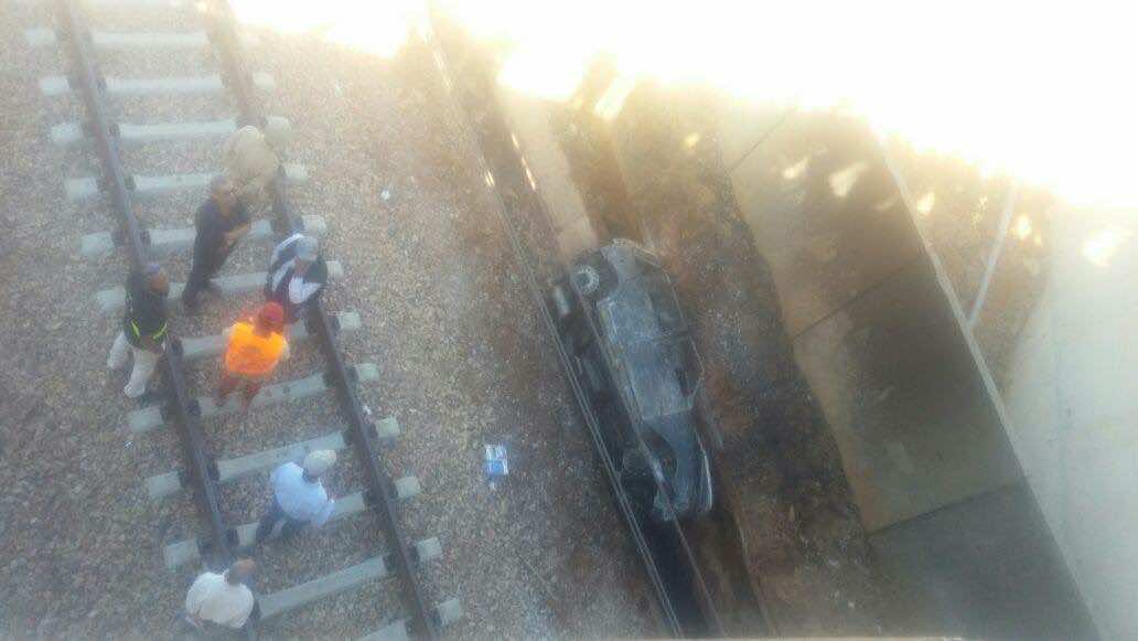 مروع...سقوط سيارة من أعلى قنطرة نحو خط السكة الحديدية ببوقنادل- الصور