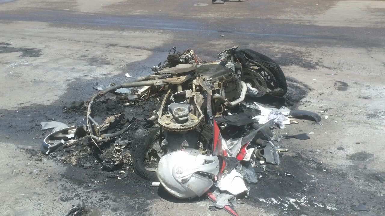 مروع..مقتل شاب ورفيقته بعد احتراق دراجتهما في حادث- صور
