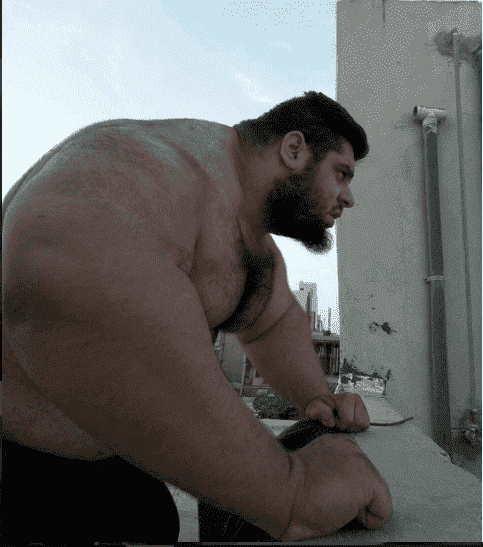 عملاق يتطوع لقتال داعش