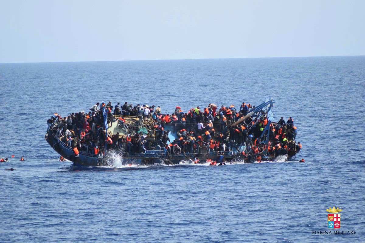 اعتقال11مهربا مغربيا هربوا 900 مهاجر من سواحل ليبيا إلى إيطاليا