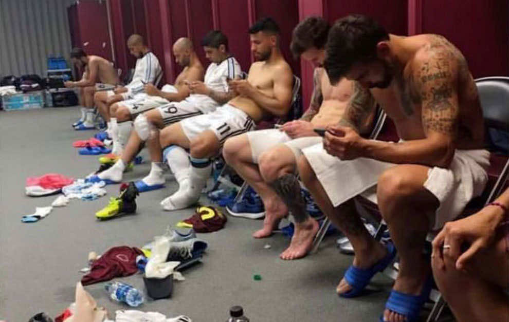 الهواتف "تشغل" لاعبي منتخب الأرجنتين بعد الفوز على فنزويلا
