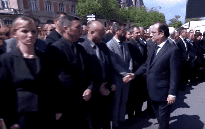 شرطي فرنسي يرفض مصافحة هولاند -فيديو