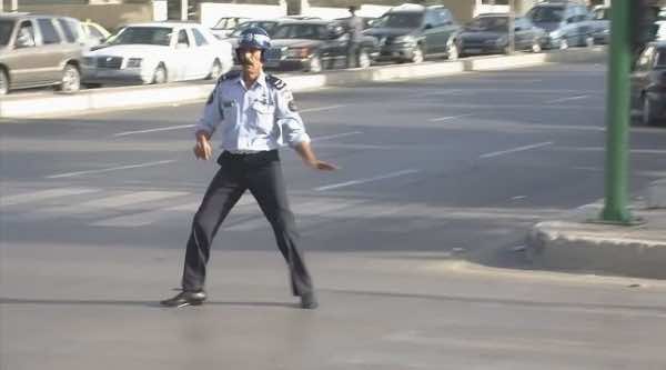 وفاة الشرطي الذي أوقف سيارة الملك لتمر سيارة الإسعاف - فيديو