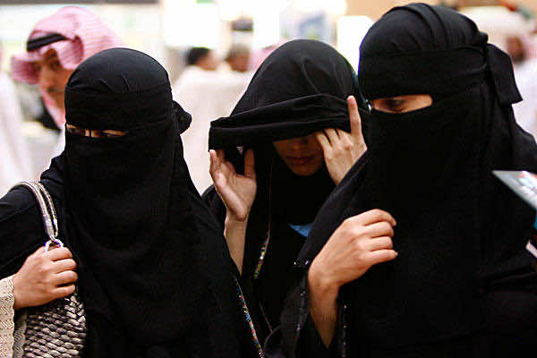 السعوديات يخضن حربا ضد ممثلة مغربية فضحت "متحرشة" بخطيبها
