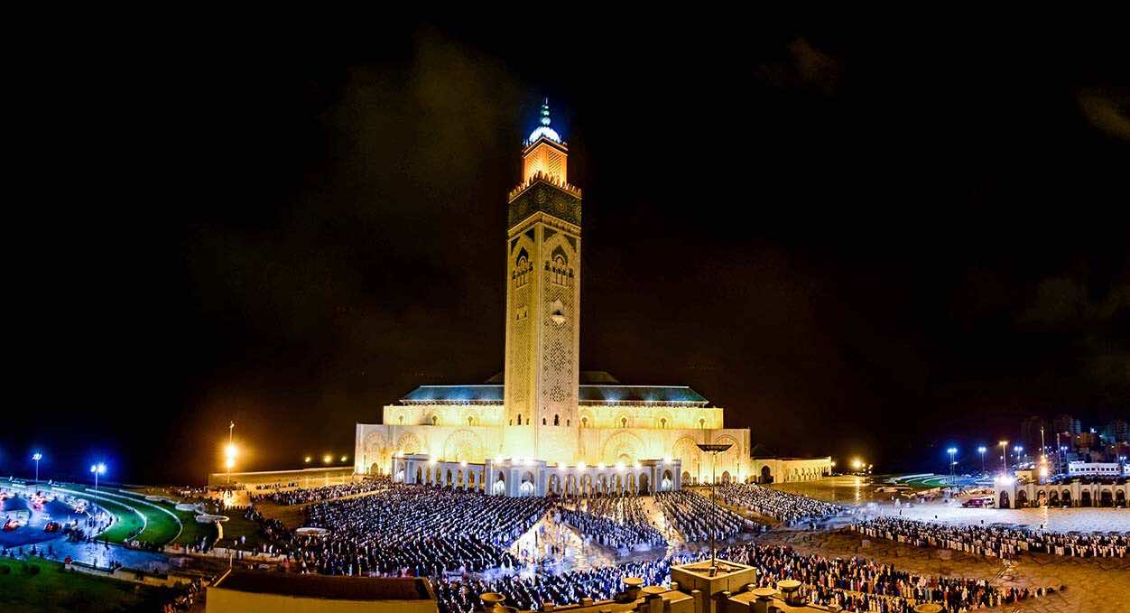 أزيد من 150 ألف مصل يختمون القرآن خلف القزابري في ليلة القدر- صور