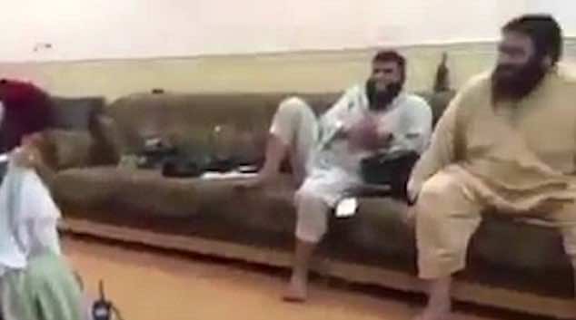 تفاصيل الفيديو المؤلم الذي رصد لحظة اغتصاب داعشي لإحدى الضحايا