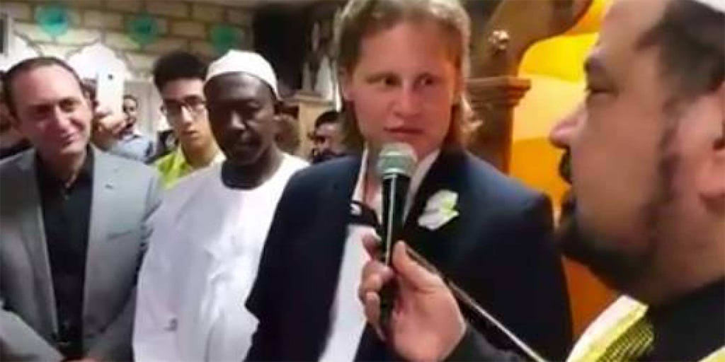 صحافي ألماني شهير يعلن إسلامه يوم العيد- فيديو