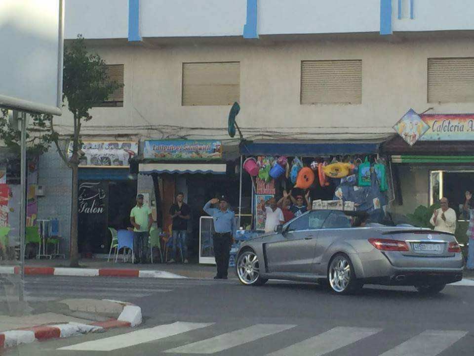 الملك يحل بتطوان لقضاء العطلة ويتجول في شوارع المدينة بسيارته المكشوفة-صورة