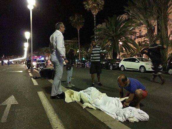تفاصيل دهس شاحنة وإطلاق نار خلال احتفال الفرنسيين بعيدهم الوطني-صور وفيديو