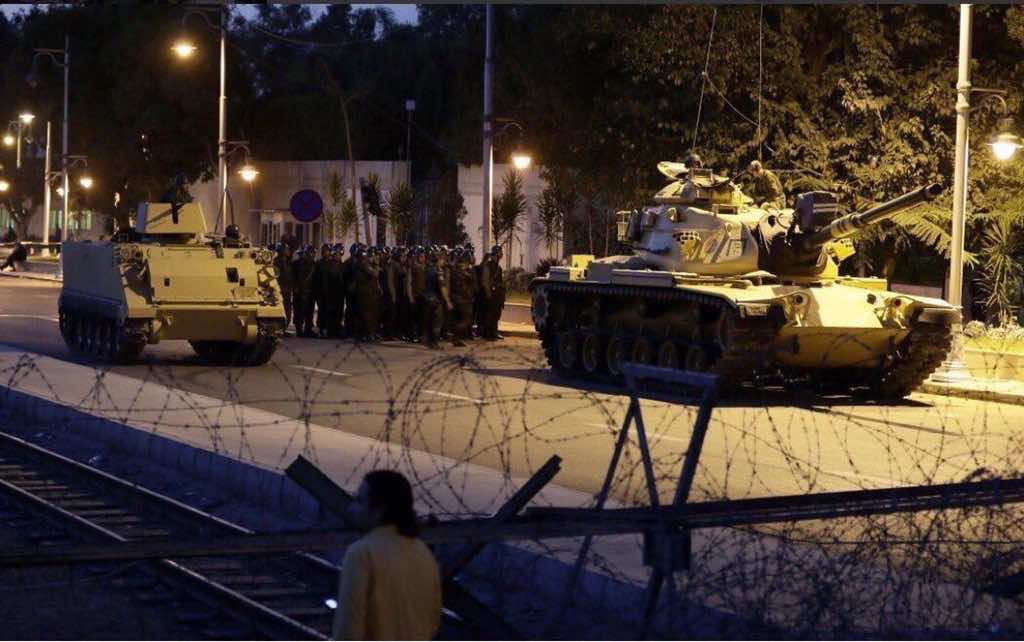 مقاتلات حربية موالية للحكومة التركية تسقط مروحية حربية للانقلابيين