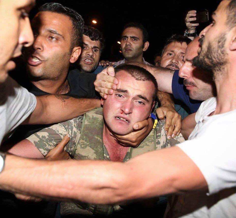انطباعات مغاربة حول فشل الانقلاب في تركيا - فيديو