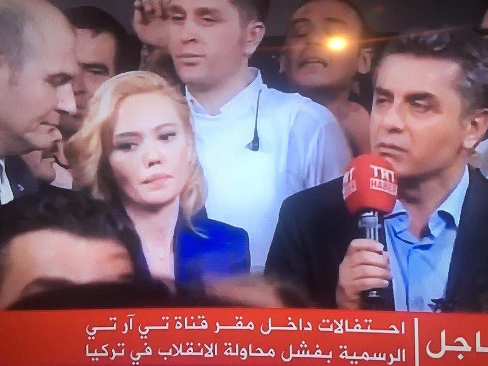 خروج الجيش من التلفزيون التركي والصحافية التي تلت بلاغه: هددونا ولم يكن بدا من تلاوته