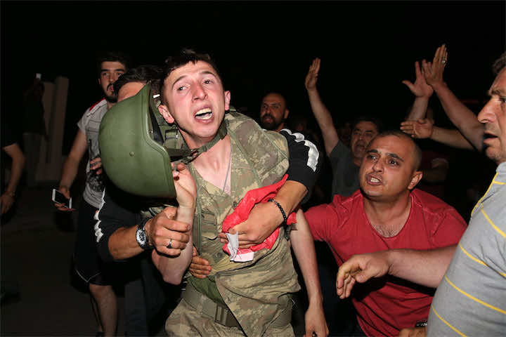 صور بألف كلمة.. شعب ينقلب على الانقلاب في تركيا