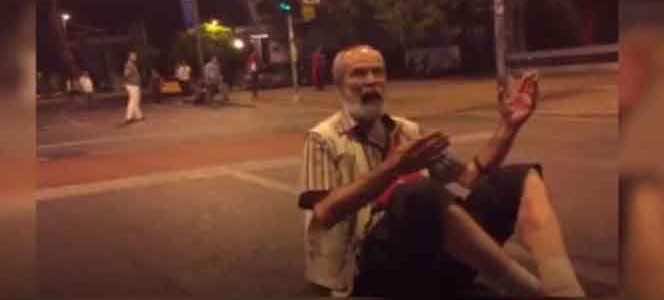 عجوز تركي يبهر العالم ويبلغ الجيش رسالته المؤثرة عن مآسي الانقلاب_فيديو