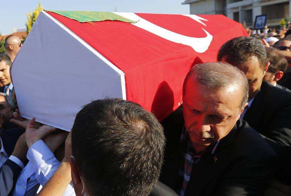 أردوغان ومؤيدوه ينزلون مجددا إلى الشارع- صور