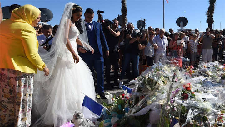 عروسان من أصل مغربي يترحمان على ضحايا "نيس" بلباس الزفاف- صورة