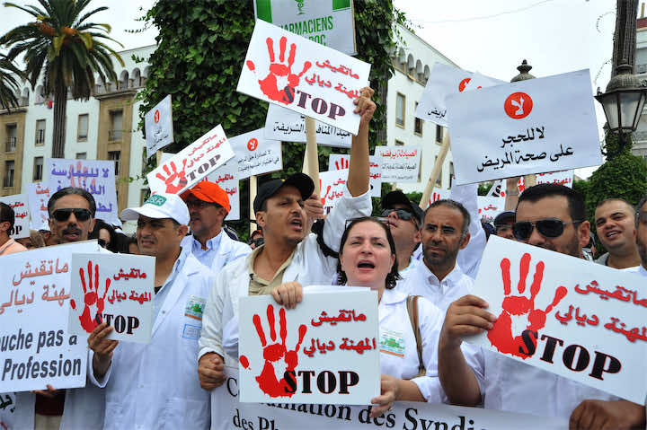 طلبة كلية الطب يعرضون لوازمهم الطبية للبيع بالدار البيضاء احتجاجا على وزارة الصحة