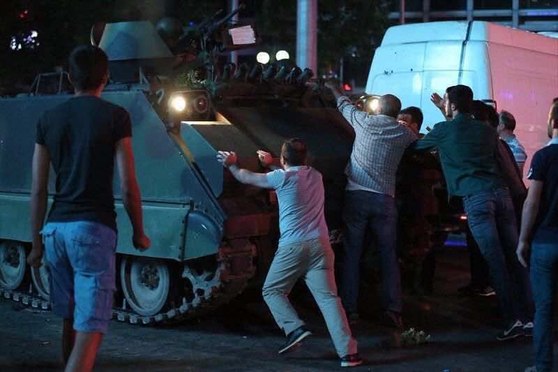 بعد فشل الانقلاب في تركيا..سياسيون مغاربة: مع الشرعية...ولا للتغيير بالدبابات!