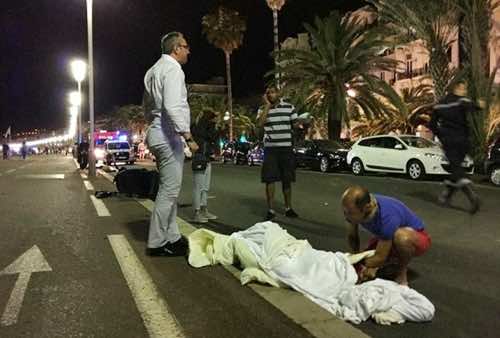 جثمان المغربي ضحية هجوم "نيس" يواري الثرى والملك يتكلف  بالجنازة - صور