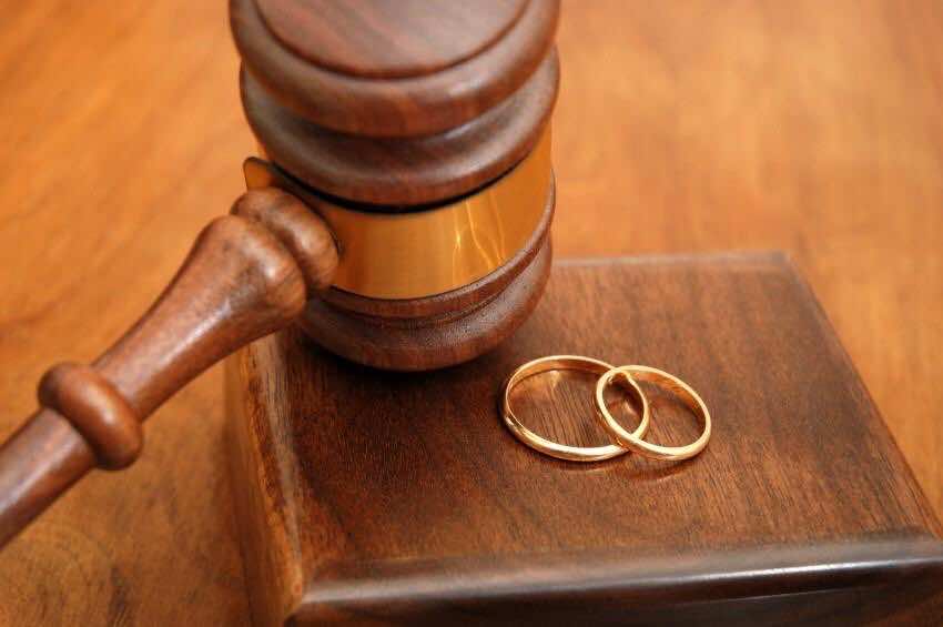 سيدة تُفاجأ بعد 20 عاماً من الصبر على بخل زوجها بأن راتبه 75 ألف درهم!