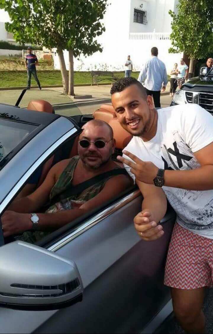 الملك يواصل التقاط الصور مع المواطنين بلباسه الصيفي