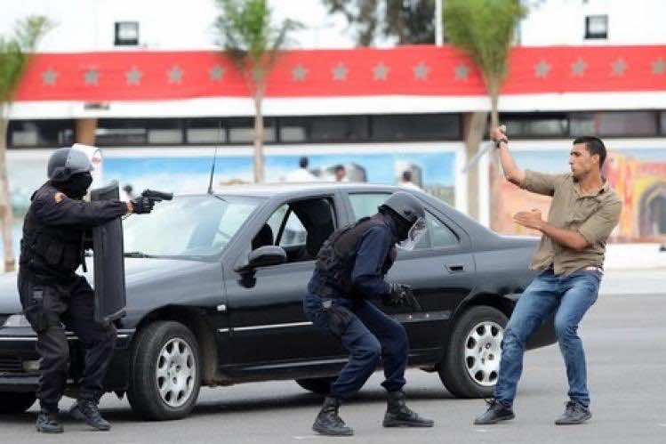 مجرم يفر من العدالة ليسقط في جرف صخري!