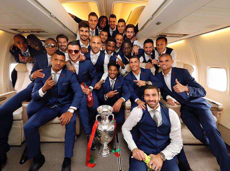رونالدو ينشر صورته مع الكأس الأوربية على متن الطائرة