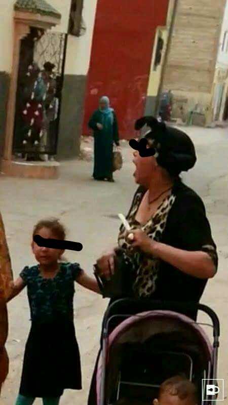 صادم..أم تتعاطى "القرقوبي" تعتدي على طفلتها بشكل وحشي-صور وفيديو